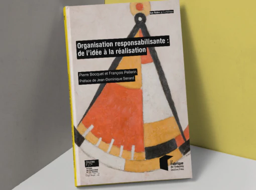 Un livre sur une table. C'est un ouvrage qui présente le concept d'