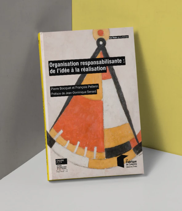 Un livre sur une table. C'est un ouvrage qui présente le concept d'