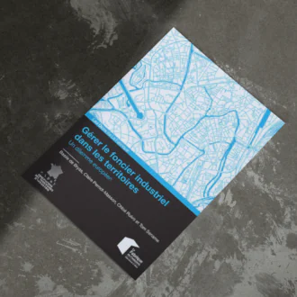 Couverture du rapport « Gérer le foncier industriel dans les territoires – Un dilemme européen » publié par La Fabrique de l’industrie, avec une carte urbaine en arrière-plan.