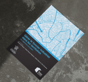 Couverture du rapport « Gérer le foncier industriel dans les territoires – Un dilemme européen » publié par La Fabrique de l’industrie, avec une carte urbaine en arrière-plan.