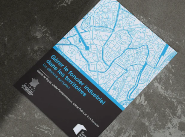 Couverture du rapport « Gérer le foncier industriel dans les territoires – Un dilemme européen » publié par La Fabrique de l’industrie, avec une carte urbaine en arrière-plan.