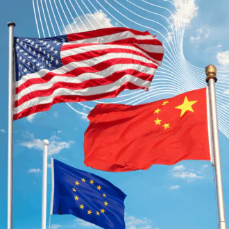 Les drapeaux de la Chine, des États-Unis et de l’Europe flottent dans le ciel. Couverture de 