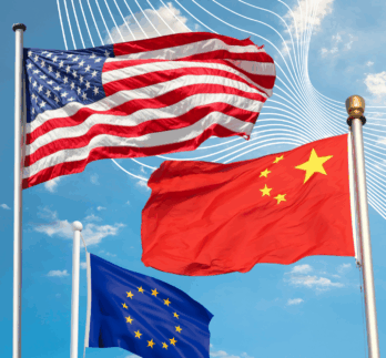 Les drapeaux de la Chine, des États-Unis et de l’Europe flottent dans le ciel. Couverture de 